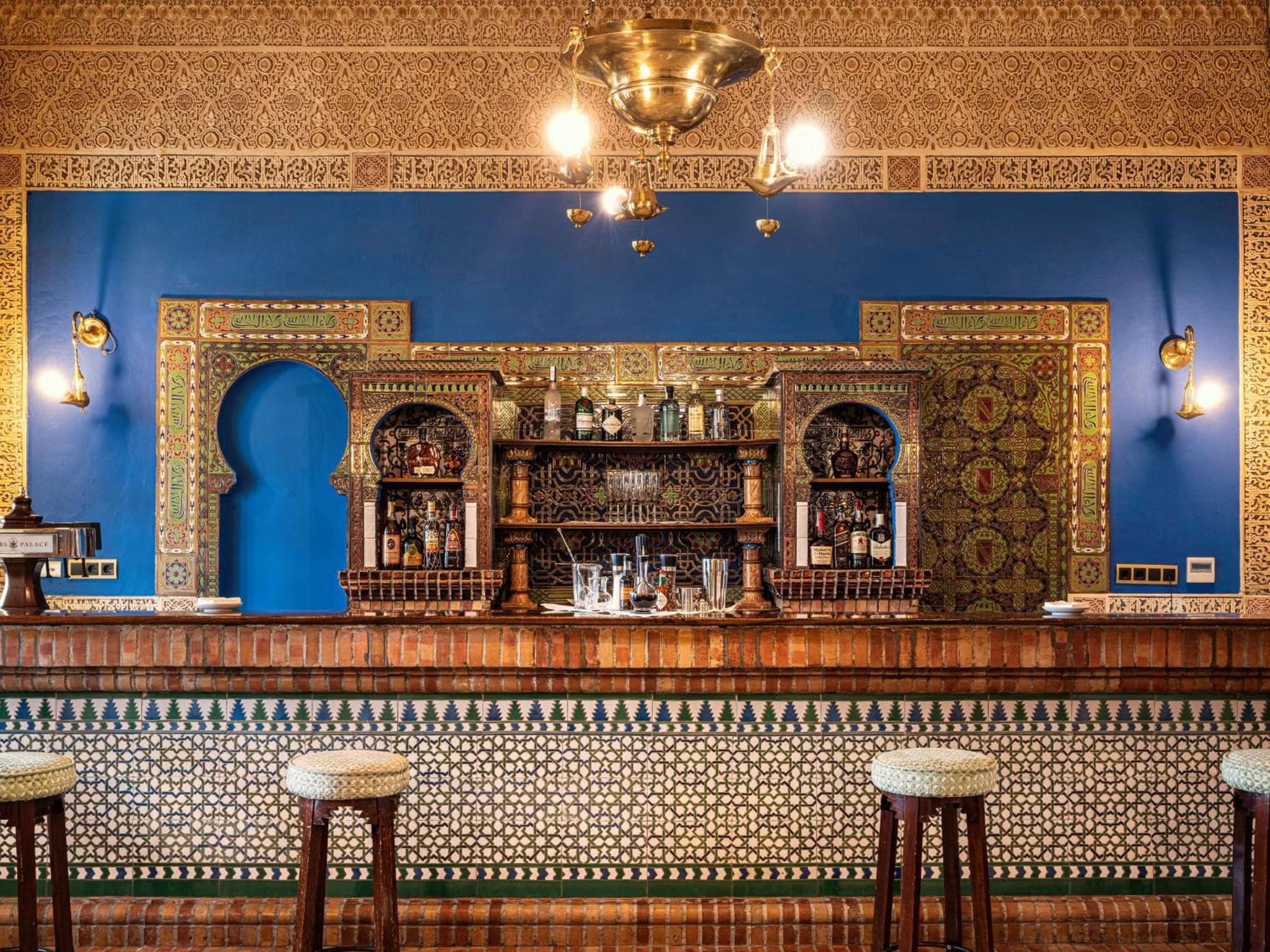 Alhambra Palace Hotel Granada Esterno foto The bar at the Café El Morocco