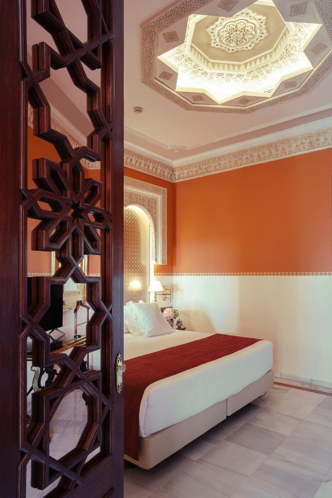 Alhambra Palace Hotel Granada Esterno foto A room at the hotel