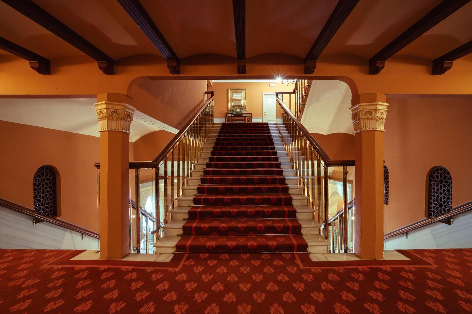 Alhambra Palace Hotel Granada Esterno foto Interior of the hotel